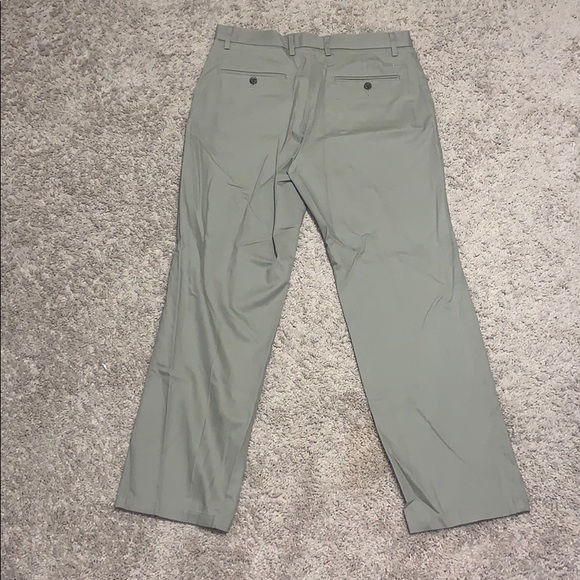 Dockers khaki pants 30x32 classic fit - Picture 2 of 3